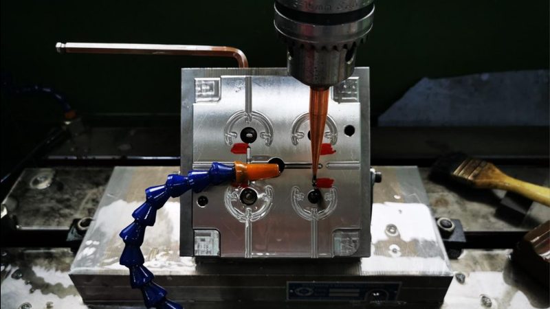 汽车配件精密冲压模具定制：关键因素与工艺解析**