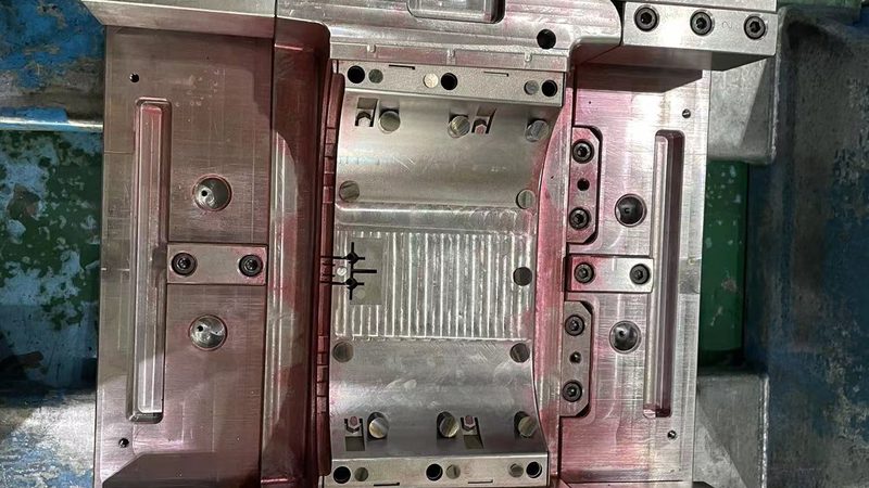 吹塑模具定制周期影响因素揭秘**